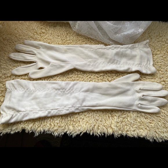 Vintage White Ruched Evening Gloves - Picture 2 of 3